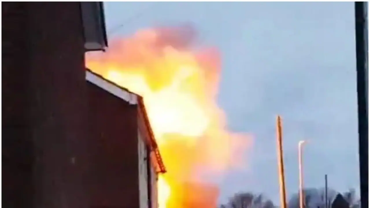 পদ্মাপাড়ে মজুত বোমায় ভয়াবহ বিস্ফোরণ, মুর্শিদাবাদে হাত উড়ে গেল কিশোরের, বিকৃত হল মুখ পদ্মাপাড়ে মজুত বোমায় ভয়াবহ বিস্ফোরণ, মুর্শিদাবাদে হাত উড়ে গেল কিশোরের, বিকৃত হল মুখ