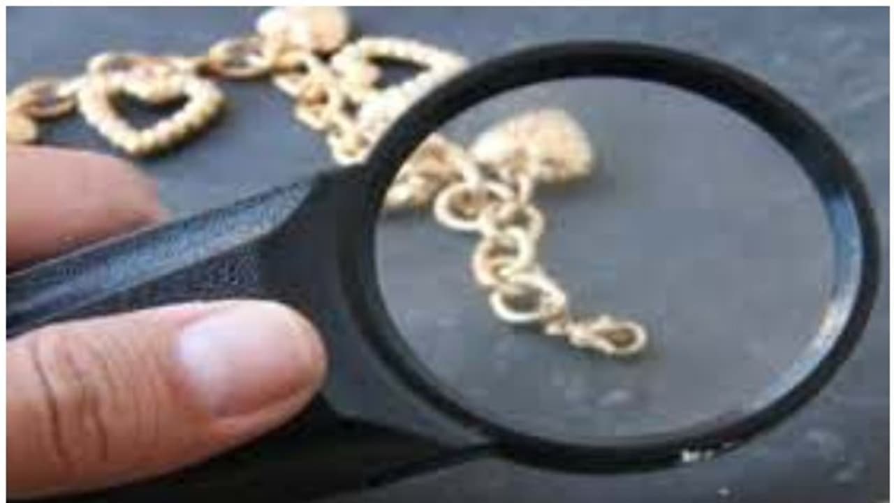 മുക്കുപണ്ടങ്ങളിൽ 916 മുദ്ര വ്യാജമായി പതിപ്പിച്ച് പണയം വെയ്ക്കും; തട്ടിപ്പ് സംഘത്തിലെ ഒരാൾ പിടിയിൽ മുക്കുപണ്ടങ്ങളിൽ 916 മുദ്ര വ്യാജമായി പതിപ്പിച്ച് പണയം വെയ്ക്കും; തട്ടിപ്പ് സംഘത്തിലെ ഒരാൾ പിടിയിൽ