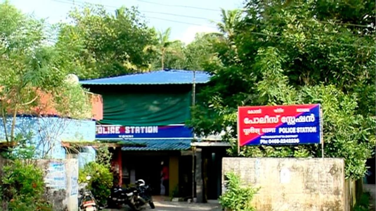 ഭാര്യയെ വെട്ടി പരിക്കേൽപ്പിച്ച ശേഷം ഭർത്താവ് തൂങ്ങി മരിച്ചു ഭാര്യയെ വെട്ടി പരിക്കേൽപ്പിച്ച ശേഷം ഭർത്താവ് തൂങ്ങി മരിച്ചു