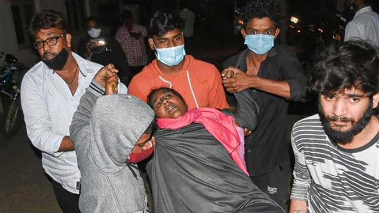 ആളുകൾ കൂട്ടത്തോടെ തളർന്നുവീണതിന്റെ കാരണം വ്യക്തമല്ലെന്ന് ആന്ധ്ര ഉപ മുഖ്യമന്ത്രി; ഒരാൾ മരിച്ചു ആളുകൾ കൂട്ടത്തോടെ തളർന്നുവീണതിന്റെ കാരണം വ്യക്തമല്ലെന്ന് ആന്ധ്ര ഉപ മുഖ്യമന്ത്രി; ഒരാൾ മരിച്ചു