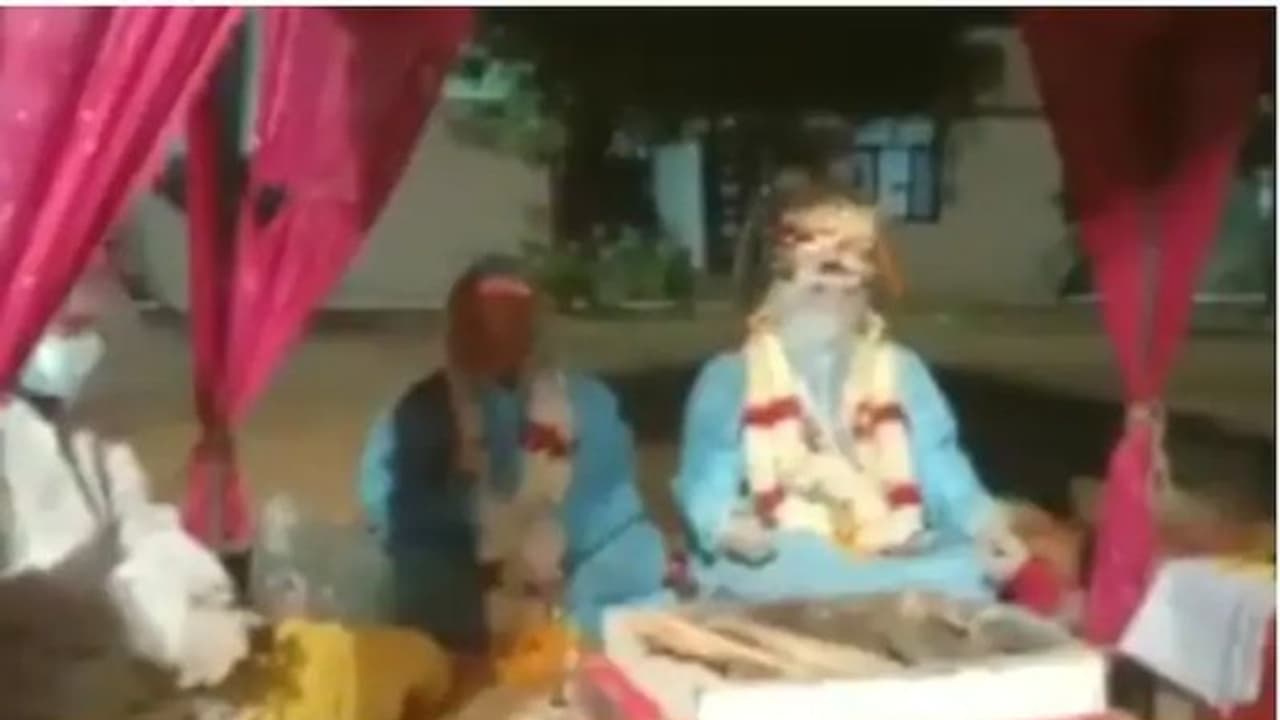 വധുവിന് കൊവിഡ്, രാജസ്ഥാനിൽ പിപിഇ കിറ്റ് ധരിച്ച് കൊവിഡ് സെന്ററിൽ വച്ച് വിവാഹം വധുവിന് കൊവിഡ്, രാജസ്ഥാനിൽ പിപിഇ കിറ്റ് ധരിച്ച് കൊവിഡ് സെന്ററിൽ വച്ച് വിവാഹം