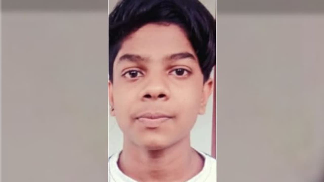 ബൈക്കിൽ ടിപ്പർ ലോറിയിടിച്ച് വിദ്യാർത്ഥി മരിച്ചു ബൈക്കിൽ ടിപ്പർ ലോറിയിടിച്ച് വിദ്യാർത്ഥി മരിച്ചു