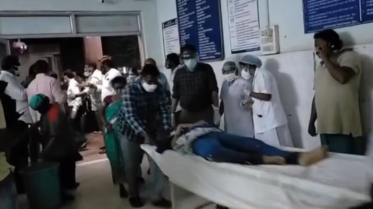 ఏలూరులో వింత వ్యాధి: సీసీఎంబీ, సీఎఫ్సీ నివేదిక కోసం చూస్తున్న వైద్యులు ఏలూరులో వింత వ్యాధి: సీసీఎంబీ, సీఎఫ్సీ నివేదిక కోసం చూస్తున్న వైద్యులు