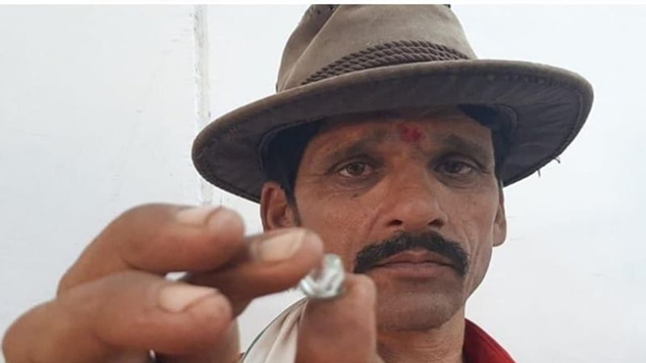 চাষের জমিতেই লুকিয়ে ছিল জ্যাকপট, ২০০ টাকার বিনিময় কৃষক পেলেন ৬০ লক্ষর হিরে