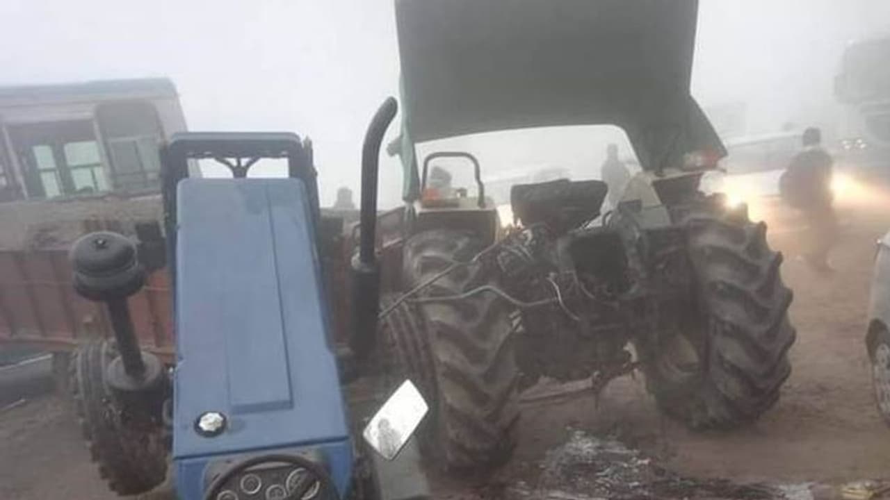 दर्दनाक हादसा: एक के बाद एक टकराए कई वाहन, ट्रैक्टर के हो गए 2 टुकड़े..मौत के मुंह से यूं बचे 20 लोग दर्दनाक हादसा: एक के बाद एक टकराए कई वाहन, ट्रैक्टर के हो गए 2 टुकड़े..मौत के मुंह से यूं बचे 20 लोग