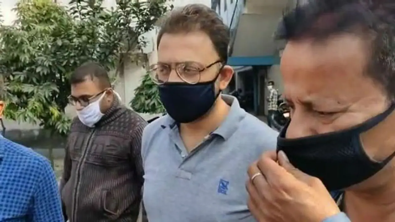 সোস্যাল সাইটে বিতর্কিত পোস্ট, গুজব ছড়ানোর অভিযোগে পুলিশের জালে কলকাতার ব্লগার