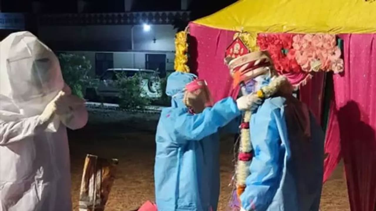 திருமண நாள் காலையில் மணப்பெண்ணுக்கு கொரோனோ... தடுப்பு உடை அணிந்து தாலி கட்டிய மாப்பிள்ளை..!