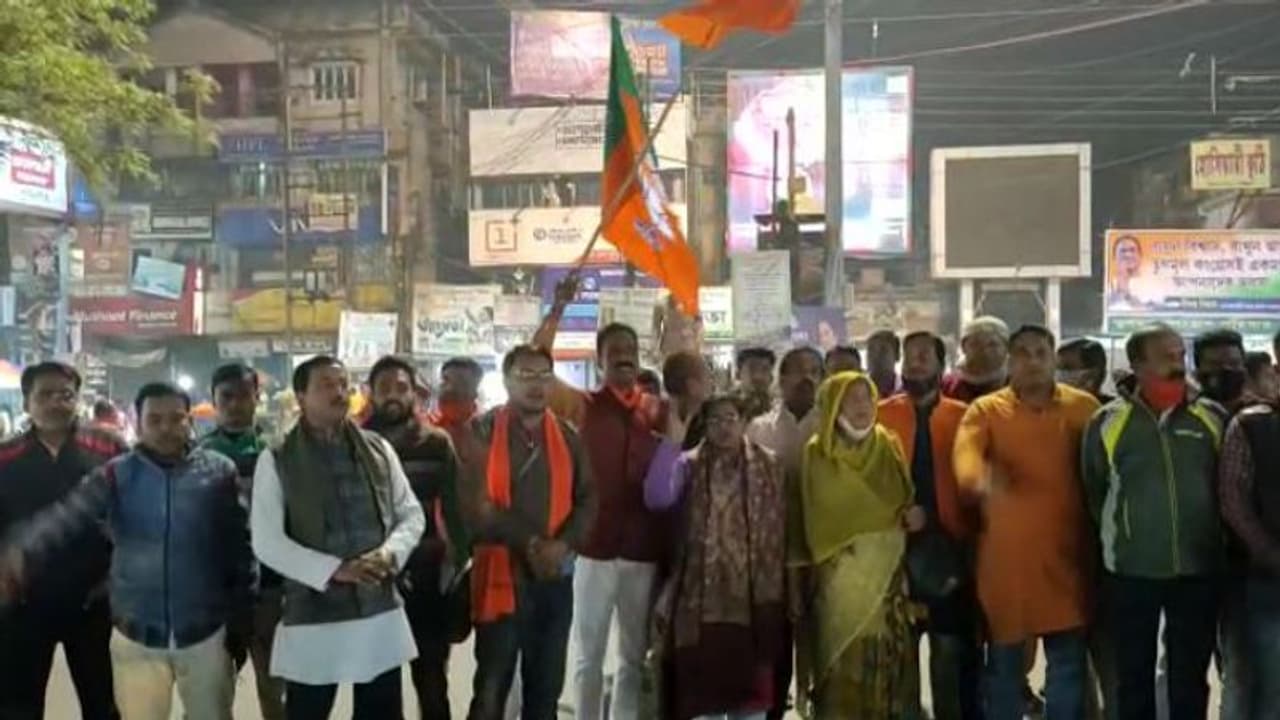 উত্তরকন্যা অভিযানে কর্মী মৃত্যুর প্রতিবাদ, উত্তরের আঁচ দক্ষিণেও, জেলায় বিজেপির বিক্ষোভ উত্তরকন্যা অভিযানে কর্মী মৃত্যুর প্রতিবাদ, উত্তরের আঁচ দক্ষিণেও, জেলায় বিজেপির বিক্ষোভ