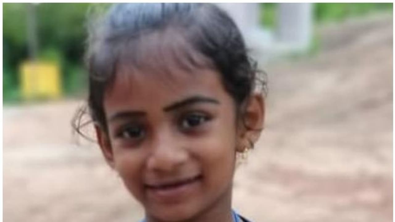 കാറും ലോറിയും കൂട്ടിയിടിച്ച് ഏഴു വയസുകാരി മരിച്ചു കാറും ലോറിയും കൂട്ടിയിടിച്ച് ഏഴു വയസുകാരി മരിച്ചു