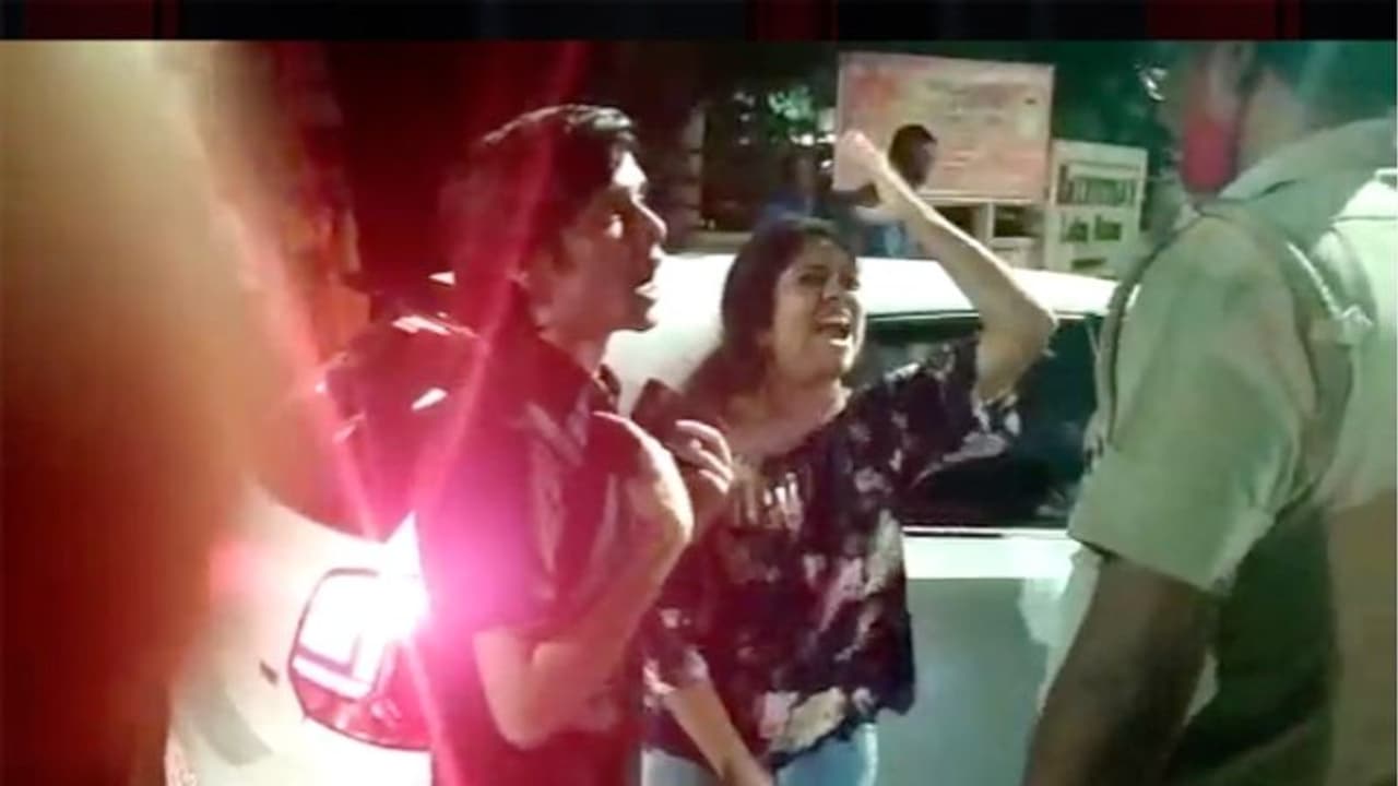 മദ്യപിച്ച് വാഹനമോടിച്ചതിന് പിടിയിലായി; പൊലീസുകാരെ കയ്യേറ്റം ചെയ്ത് യുവതി മദ്യപിച്ച് വാഹനമോടിച്ചതിന് പിടിയിലായി; പൊലീസുകാരെ കയ്യേറ്റം ചെയ്ത് യുവതി