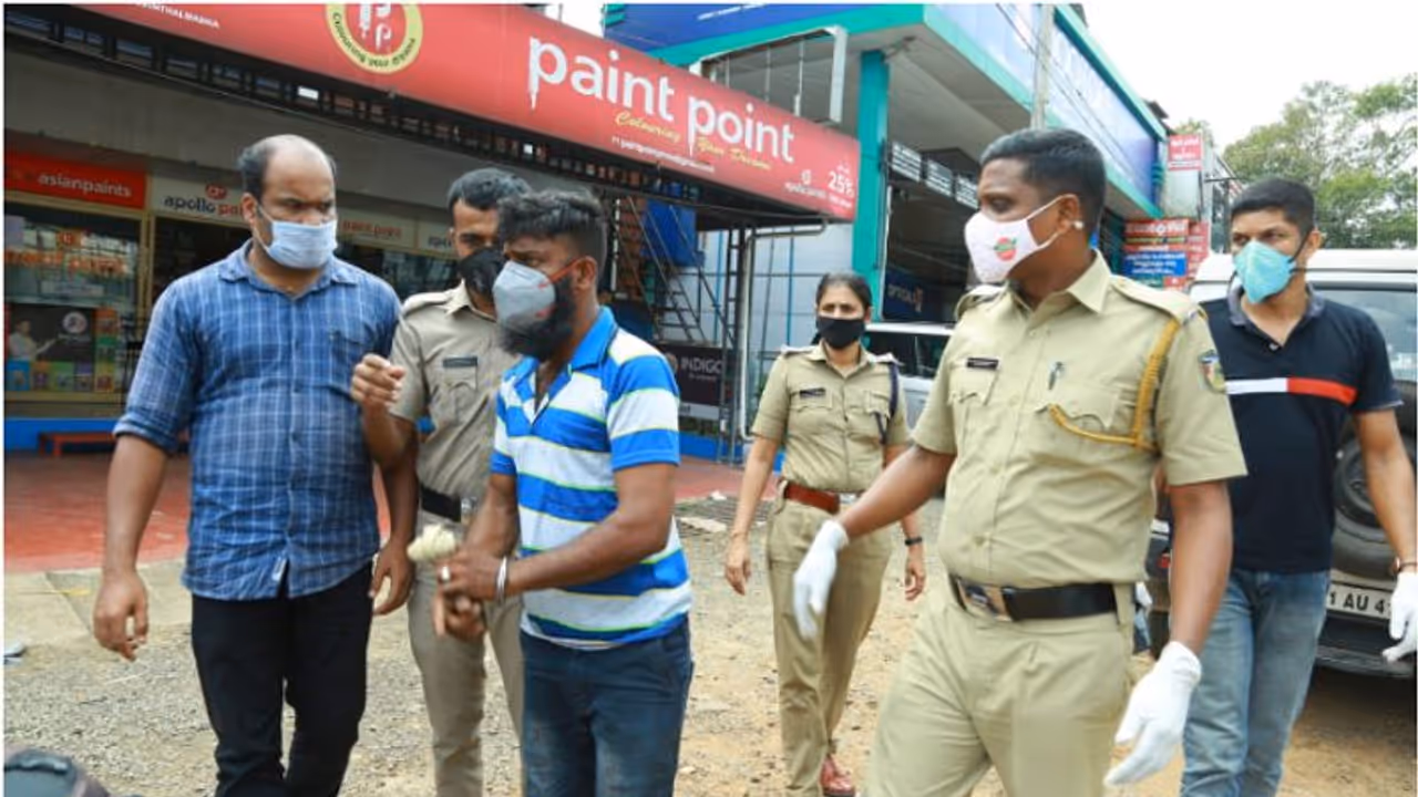 പൊലീസുകാരനെയും വഴിയാത്രക്കാരനെയും കുത്തി, ബൈക്ക് തട്ടിയെടുത്ത് രക്ഷപ്പെട്ടു; പ്രതി പിടിയില് പൊലീസുകാരനെയും വഴിയാത്രക്കാരനെയും കുത്തി, ബൈക്ക് തട്ടിയെടുത്ത് രക്ഷപ്പെട്ടു; പ്രതി പിടിയില്