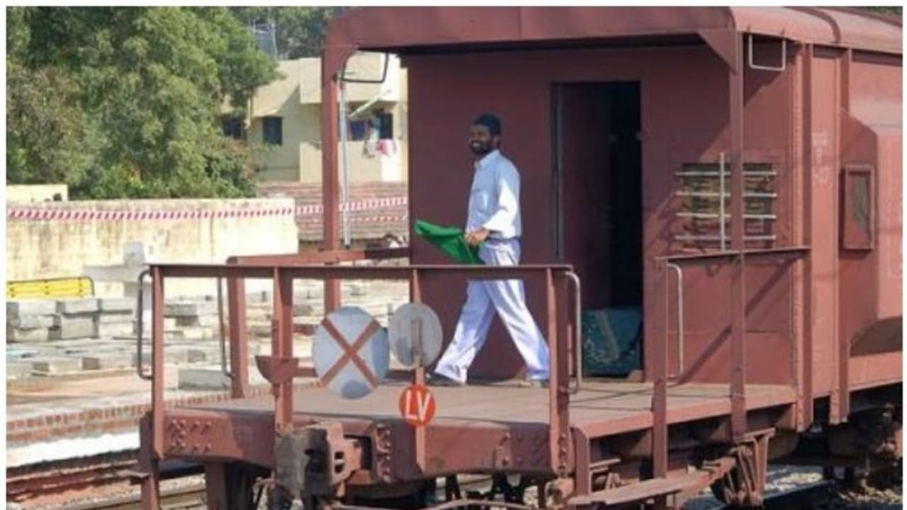 "വിടപറയുകയാണോ.." ഈ ട്രെയിനുകളില് നിന്നും ഗാര്ഡുകള് ഉടന് അപ്രത്യക്ഷരാകും! "വിടപറയുകയാണോ.." ഈ ട്രെയിനുകളില് നിന്നും ഗാര്ഡുകള് ഉടന് അപ്രത്യക്ഷരാകും!