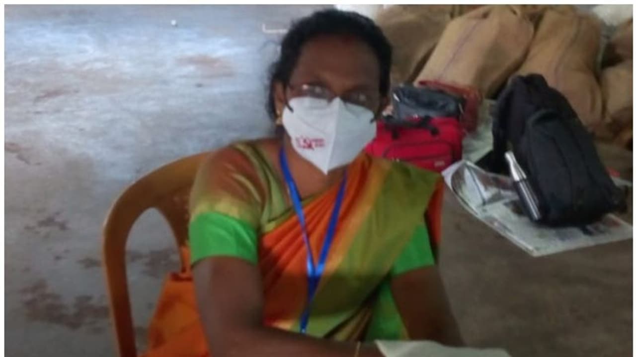 സിപിഎം ചിഹ്നം പതിച്ച മാസ്ക് ധരിച്ച് ഡ്യൂട്ടിക്കെത്തി, തെരഞ്ഞെടുപ്പ് ഉദ്യോഗസ്ഥയെ മാറ്റാൻ നിർദ്ദേശം സിപിഎം ചിഹ്നം പതിച്ച മാസ്ക് ധരിച്ച് ഡ്യൂട്ടിക്കെത്തി, തെരഞ്ഞെടുപ്പ് ഉദ്യോഗസ്ഥയെ മാറ്റാൻ നിർദ്ദേശം