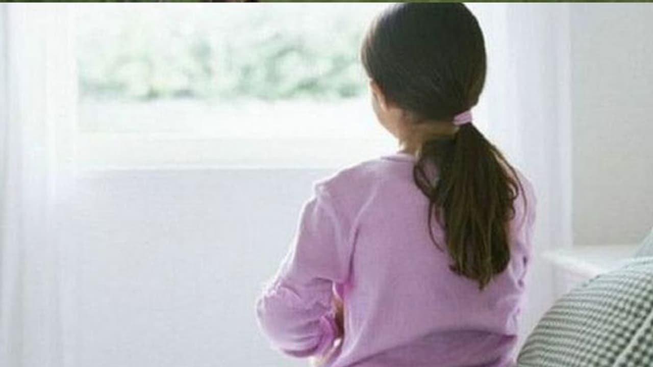 आधी रात को हैवान बना बाप: बेटी बोली पापा मुंह पर हाथ रख करने लगे गंदा काम, पास में सो रहीं थीं मां