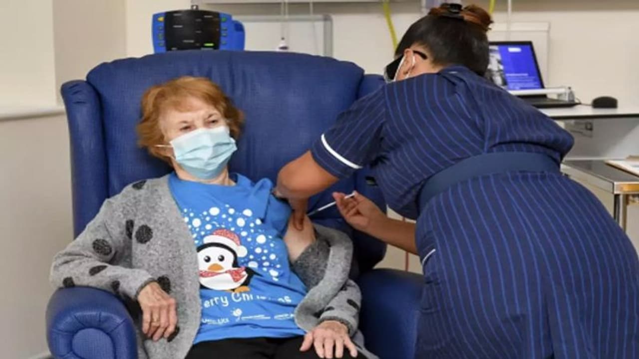 మొదటి టీకా వేయించుకున్న 90యేళ్ల బామ్మ.. ఇది చాలా ప్రత్యేకం... మొదటి టీకా వేయించుకున్న 90యేళ్ల బామ్మ.. ఇది చాలా ప్రత్యేకం...