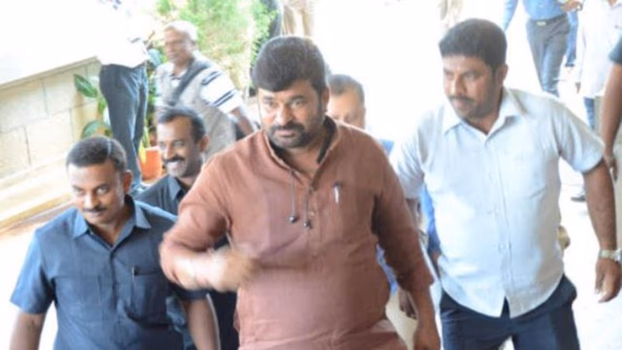  ಕ್ಷೇತ್ರಕ್ಕೆ ಕಾಲಿಡದೇ ಗೆದ್ದು ಇತಿಹಾಸ ಸೃಷ್ಟಿಸಿದ ವಿನಯ್‌ ಕುಲಕರ್ಣಿ