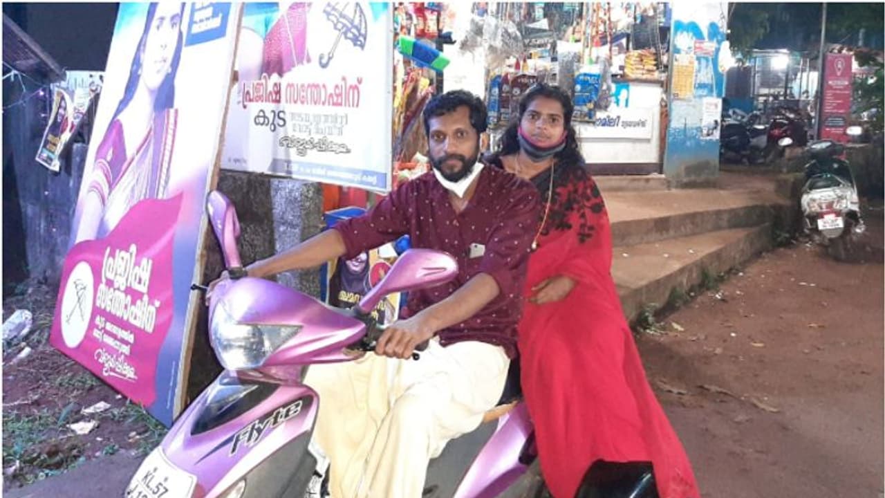 പത്തുവര്ഷം മുമ്പൊരു തെരഞ്ഞെടുപ്പ് കാലം വീഴ്ത്തി, ഇന്ന് ഭാര്യയുടെ വിജയത്തിനായി തളരാത്ത മനസ്സുമായി സന്തോഷ് പത്തുവര്ഷം മുമ്പൊരു തെരഞ്ഞെടുപ്പ് കാലം വീഴ്ത്തി, ഇന്ന് ഭാര്യയുടെ വിജയത്തിനായി തളരാത്ത മനസ്സുമായി സന്തോഷ്