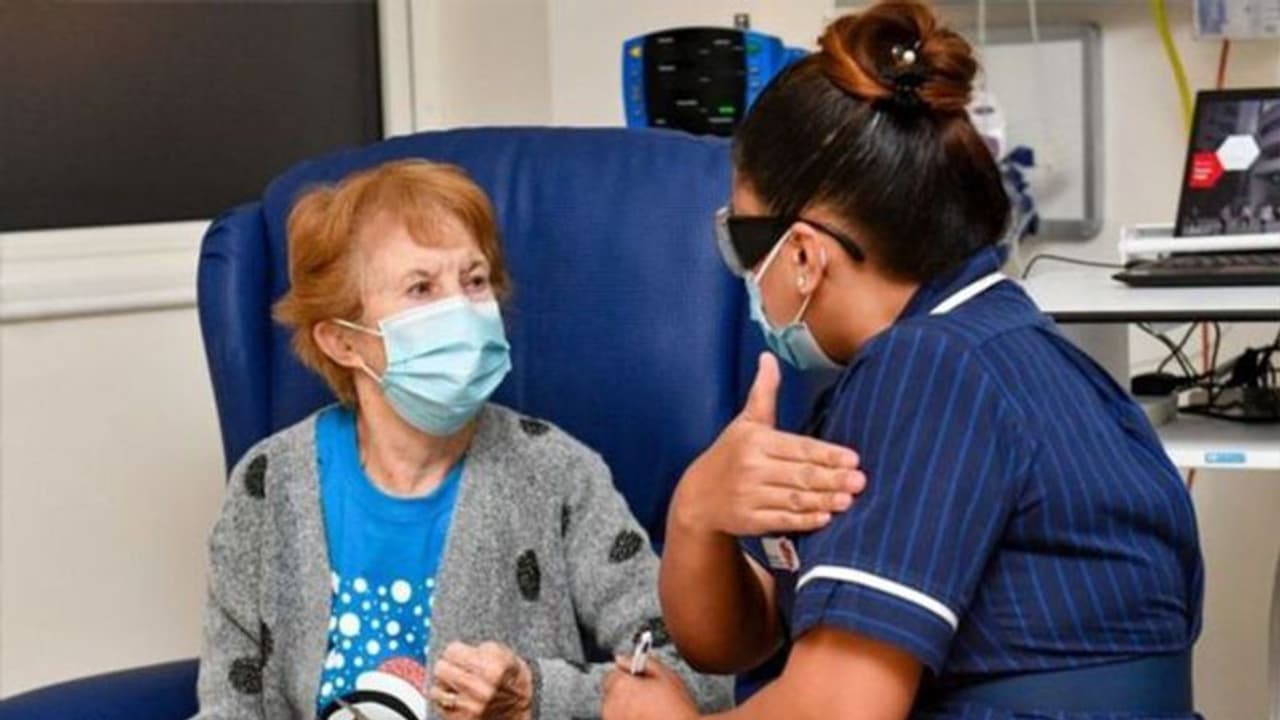 ವಿಶ್ವದ ಮೊದಲ ಫೈಝರ್ ಕೊರೋನಾ ಲಸಿಕೆ ಪಡೆದ 90 ವರ್ಷದ ವೃದ್ಧೆ! ವಿಶ್ವದ ಮೊದಲ ಫೈಝರ್ ಕೊರೋನಾ ಲಸಿಕೆ ಪಡೆದ 90 ವರ್ಷದ ವೃದ್ಧೆ!