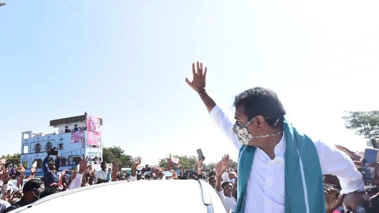 గోడకు వేలాడదీసిన తుపాకీ కూడా సైలెంటే, మాట్లాడడం మొదలుపెడితే..: విపక్షాలపై కేటీఆర్ ఫైర్ గోడకు వేలాడదీసిన తుపాకీ కూడా సైలెంటే, మాట్లాడడం మొదలుపెడితే..: విపక్షాలపై కేటీఆర్ ఫైర్