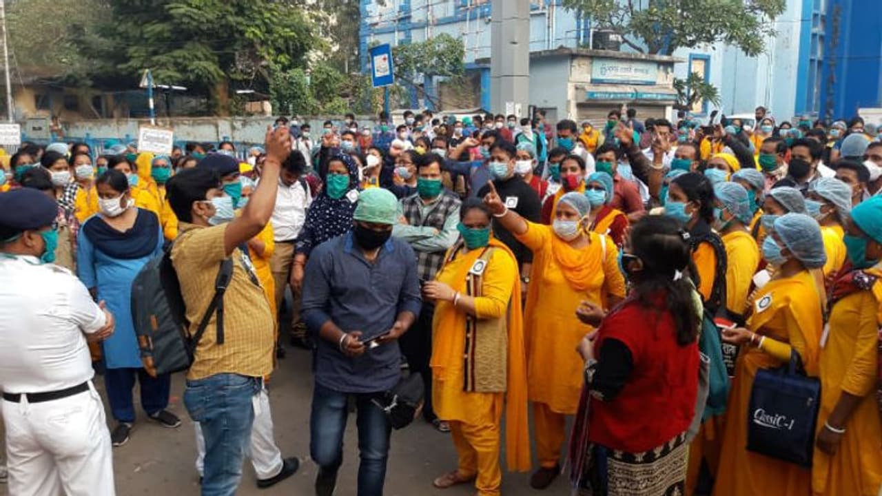 নামেই করোনা যোদ্ধা, নেই পর্যাপ্ত মাস্কু পিপিই কিট, CMOH এর দফতরে বিক্ষোভ স্বাস্থ্যকর্মীদের