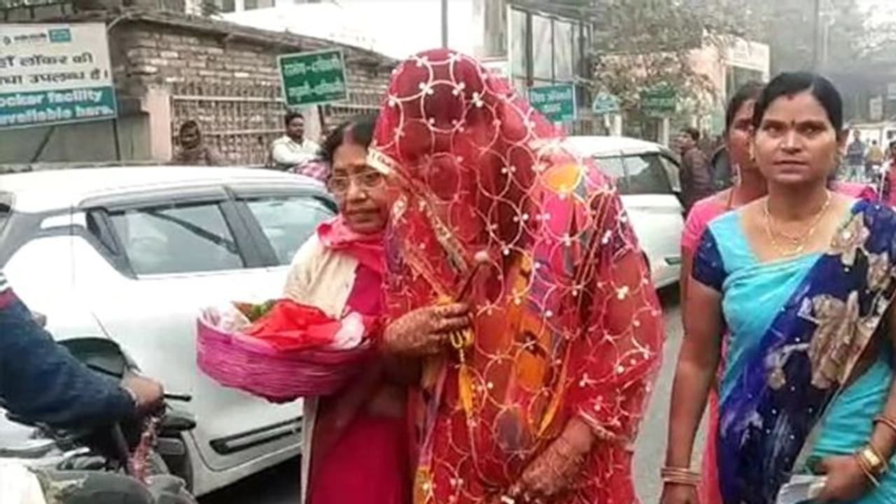 ಭಾರತ ಬಂದ್ ಎಫೆಕ್ಟ್.. ಪಡಬಾರದ ಕಷ್ಟ ಪಟ್ಟ ನವವಧು! ಭಾರತ ಬಂದ್ ಎಫೆಕ್ಟ್.. ಪಡಬಾರದ ಕಷ್ಟ ಪಟ್ಟ ನವವಧು!