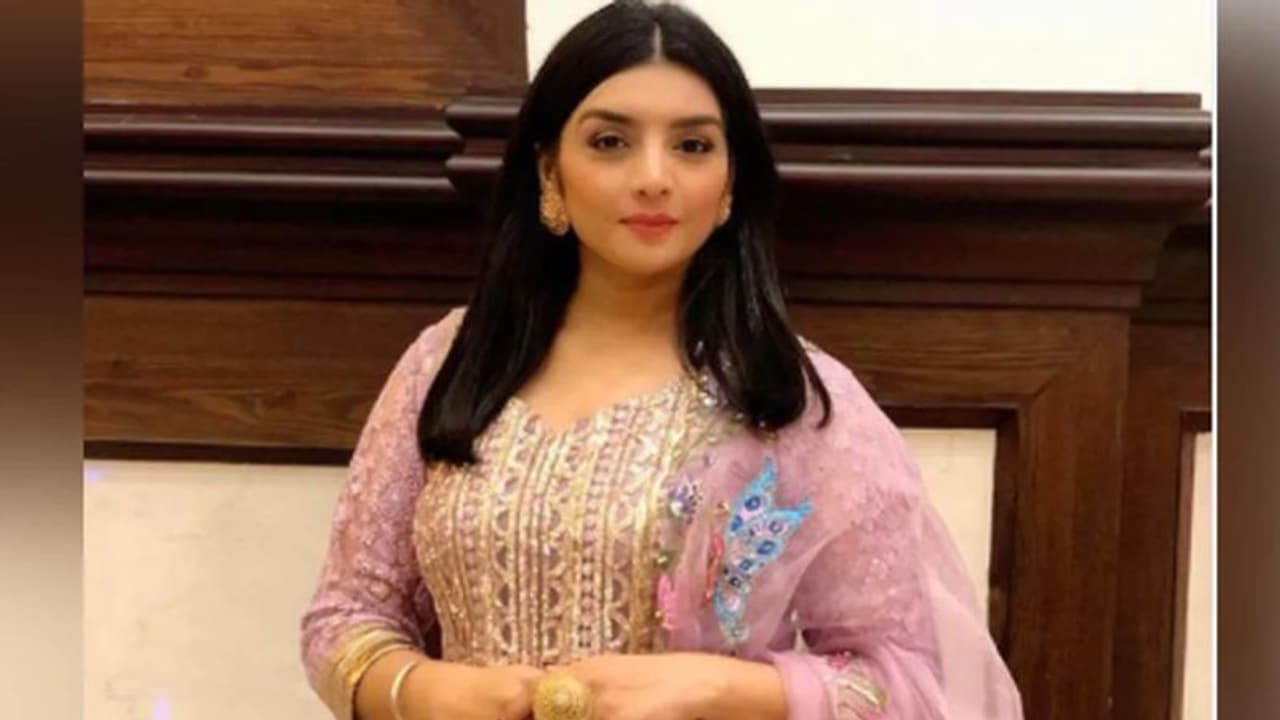 किसानों के लिए इस सिंगर ने रोटियां व ब्रेड पकौड़े बनाए, वीडियो शेयर कर लिखी दिल खुश करने वाली बात किसानों के लिए इस सिंगर ने रोटियां व ब्रेड पकौड़े बनाए, वीडियो शेयर कर लिखी दिल खुश करने वाली बात