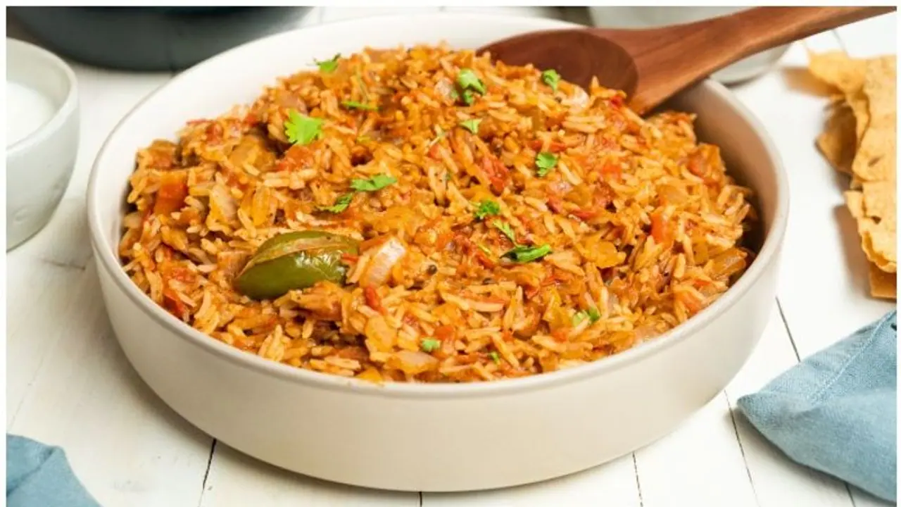 தேங்காய் பாலில் இப்படி ஒருமுறை தக்காளி சாதம் செஞ்சு கொடுங்க.. சோறு காலியாகும்! தேங்காய் பாலில் இப்படி ஒருமுறை தக்காளி சாதம் செஞ்சு கொடுங்க.. சோறு காலியாகும்!