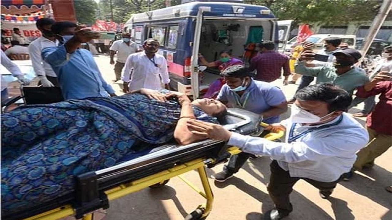 Eluru: Lead, Nickel found in blood samples of people with mysterious disease; AIIMS docs investigating 1 death Eluru: Lead, Nickel found in blood samples of people with mysterious disease; AIIMS docs investigating 1 death