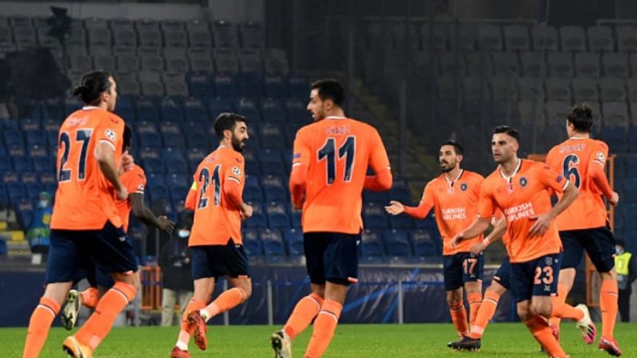 സഹ പരിശീലകനെതിരെ വംശീയാധിക്ഷേപം, ഇസ്താംബൂൾ താരങ്ങള് കളംവിട്ടു; ചാമ്പ്യന്സ് ലീഗില് നാടകീയ രംഗങ്ങള് സഹ പരിശീലകനെതിരെ വംശീയാധിക്ഷേപം, ഇസ്താംബൂൾ താരങ്ങള് കളംവിട്ടു; ചാമ്പ്യന്സ് ലീഗില് നാടകീയ രംഗങ്ങള്