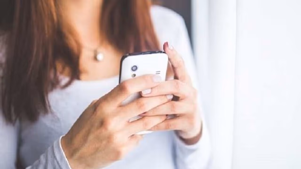 লিঙ্কে ক্লিক করতেই প্রতারণার শিকার যুবতী, টাকা না দিলে ছবি বিকৃত করে ভাইরালের হুমকি