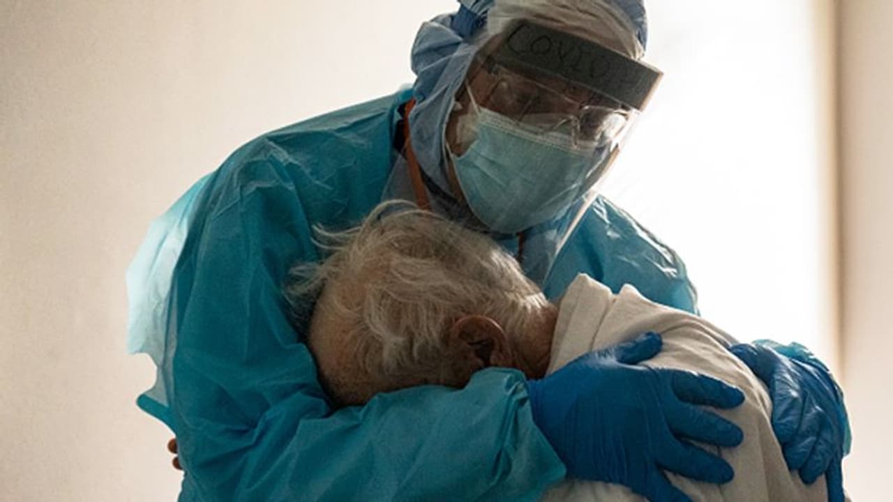 ৫ মিনিট অক্সিজেন না মেলায় প্রাণ হারালেন ১১ কোটিভ রোগী, আবারও মর্মান্তিক ছবি হাসপাতালে ৫ মিনিট অক্সিজেন না মেলায় প্রাণ হারালেন ১১ কোটিভ রোগী, আবারও মর্মান্তিক ছবি হাসপাতালে