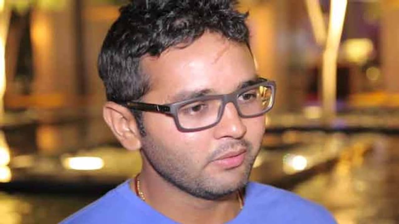 Parthiv Patel: భారత మాజీ క్రికెటర్ పార్థీవ్ పటేల్ తండ్రి మృతి.. షాక్ లో ఆర్సీబీ క్రికెటర్ Parthiv Patel: భారత మాజీ క్రికెటర్ పార్థీవ్ పటేల్ తండ్రి మృతి.. షాక్ లో ఆర్సీబీ క్రికెటర్