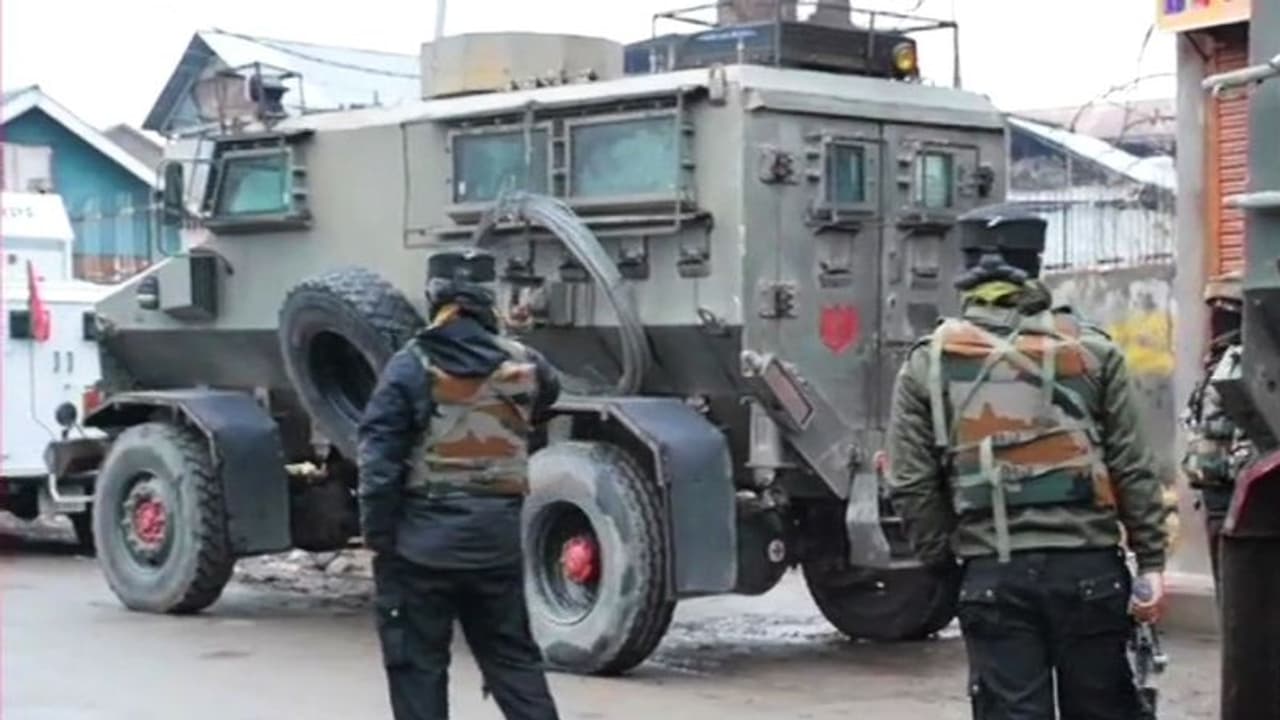 পুলওয়ামা বারামুলায় জঙ্গি হানা আহত ৪ অসামরিক নাগরিক, সেনার গুলিতে খতম ৩ সন্ত্রাসবাদী পুলওয়ামা বারামুলায় জঙ্গি হানা আহত ৪ অসামরিক নাগরিক, সেনার গুলিতে খতম ৩ সন্ত্রাসবাদী