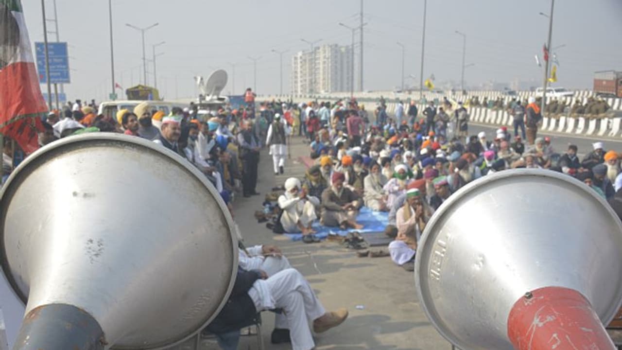 ಪೊಲೀಸರಿಗೆ ಸೋಂಕು ದೃಢ, ರೈತರಿಗೆ ಈಗ ಕೊರೋನಾ ಭೀತಿ! ಪೊಲೀಸರಿಗೆ ಸೋಂಕು ದೃಢ, ರೈತರಿಗೆ ಈಗ ಕೊರೋನಾ ಭೀತಿ!