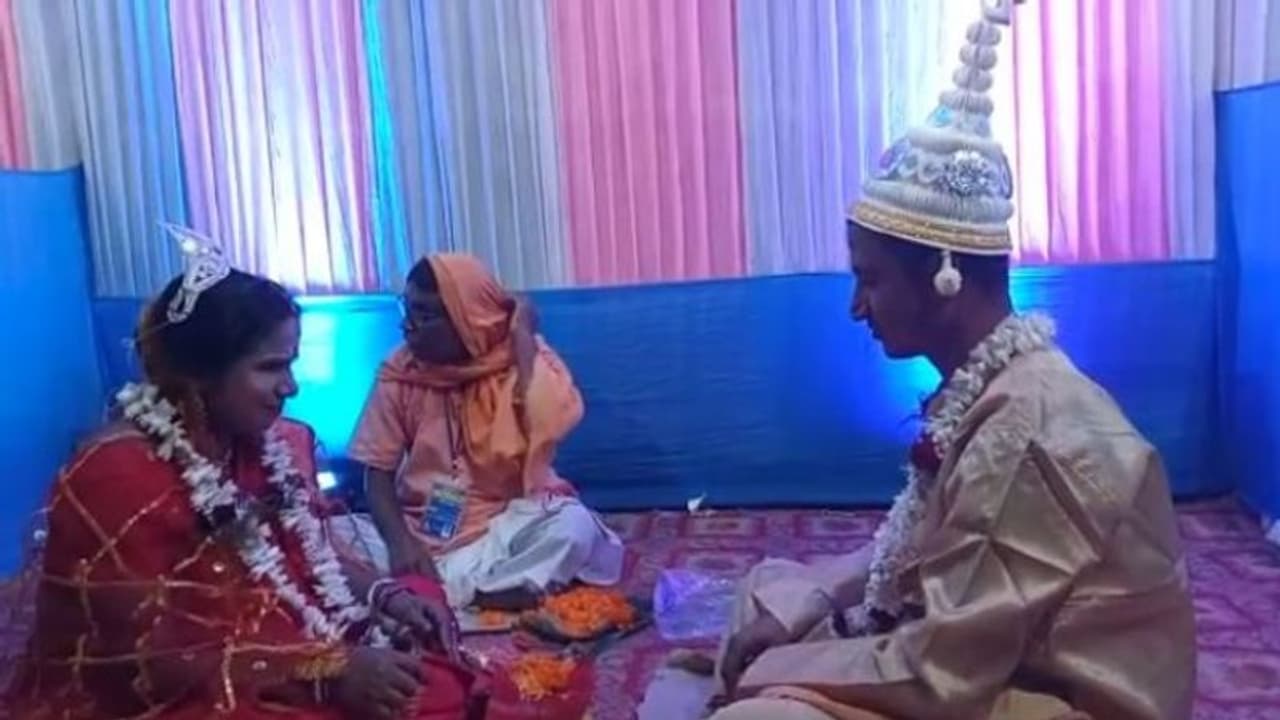 বনগাঁয় অভিনব উদ্যোগ, সেখানেই দেখা গেল দৃষ্টিহীনদের গণবিবাহ