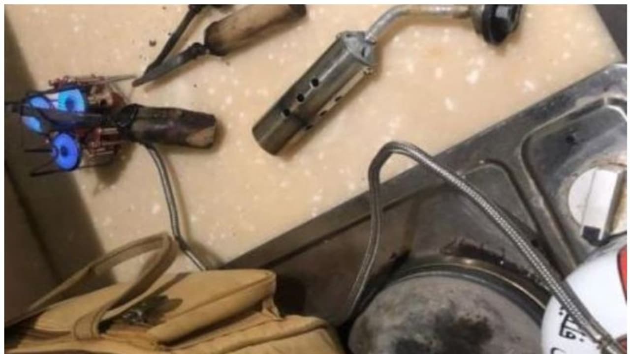 പൊള്ളലേല്പ്പിച്ചുള്ള ചികിത്സാരീതി അസുഖങ്ങള് ഭേദമാക്കുമെന്ന് അവകാശവാദം; തട്ടിപ്പുകാരന് പിടിയില് പൊള്ളലേല്പ്പിച്ചുള്ള ചികിത്സാരീതി അസുഖങ്ങള് ഭേദമാക്കുമെന്ന് അവകാശവാദം; തട്ടിപ്പുകാരന് പിടിയില്