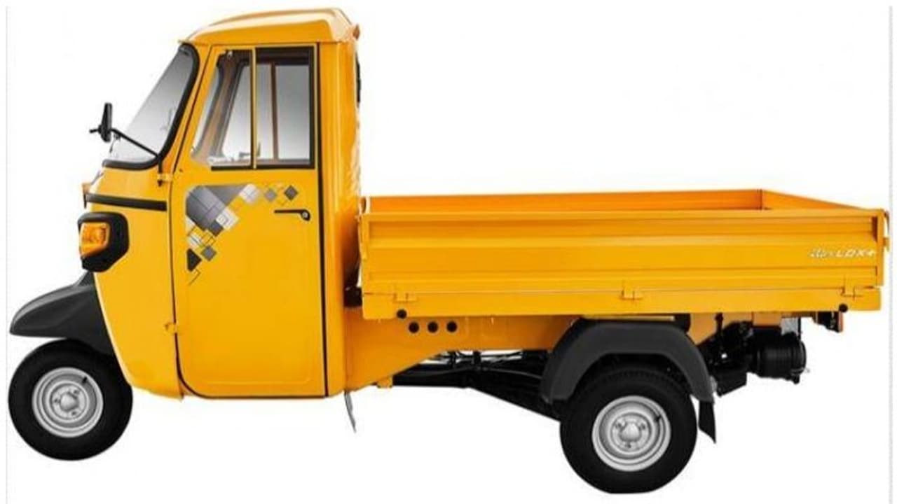 MVD : ബസില്ല, വഴിയിലായ കുട്ടികളെ പെട്ടിഓട്ടോയില്‍ സ്‍കൂളിലെത്തിച്ച ഡ്രൈവറെ കുടുക്കി എംവിഡി!