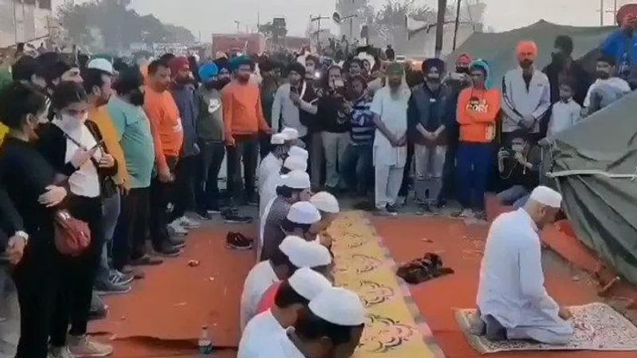 Sikhs guard as Muslims offer prayer: Testimony of harmony that India is a personification of Sikhs guard as Muslims offer prayer: Testimony of harmony that India is a personification of