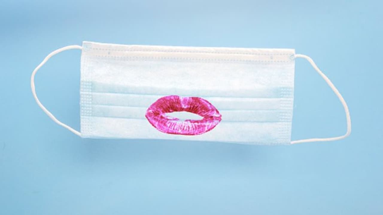 অফিসের মধ্যেই কেএমসি র ডাইরেক্টরকে চুমু ডেপুটির, তারপরই ঘোষণা 'আমি করোনা আক্রান্ত'