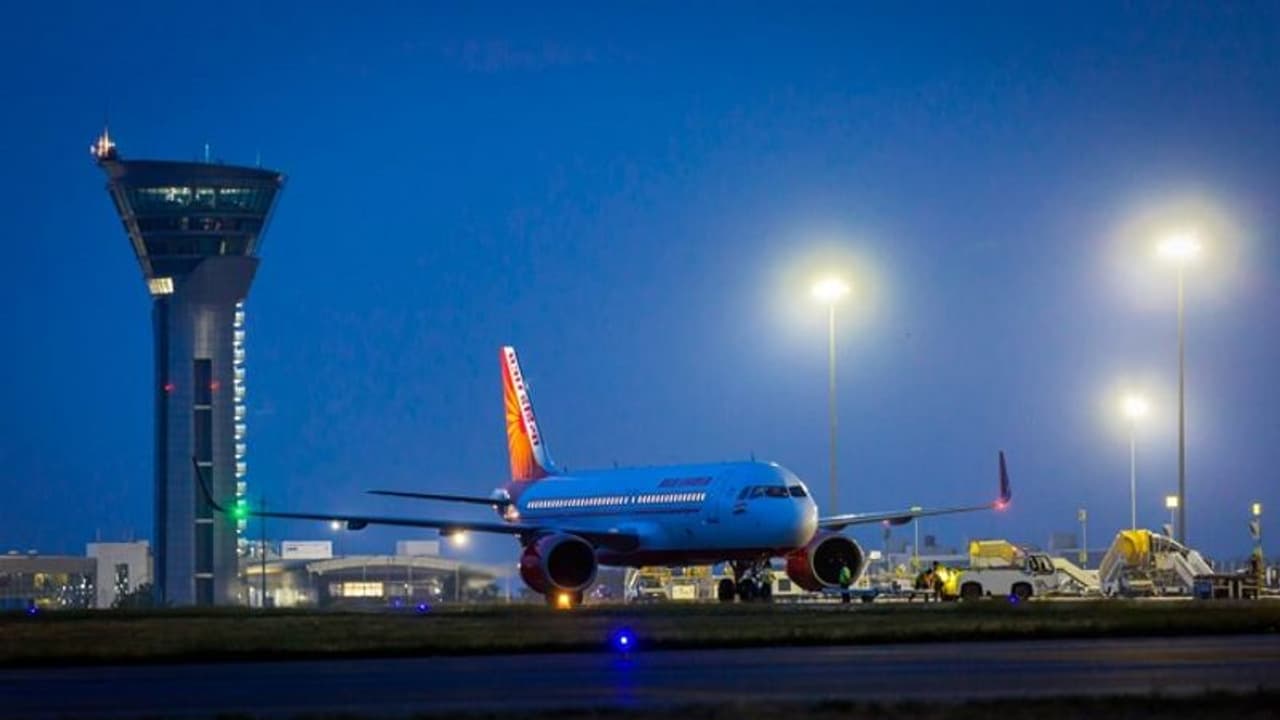 కరోనా భయం.. మూడునెలలు ఎయిర్ పోర్టులోనే.. !! కరోనా భయం.. మూడునెలలు ఎయిర్ పోర్టులోనే.. !!