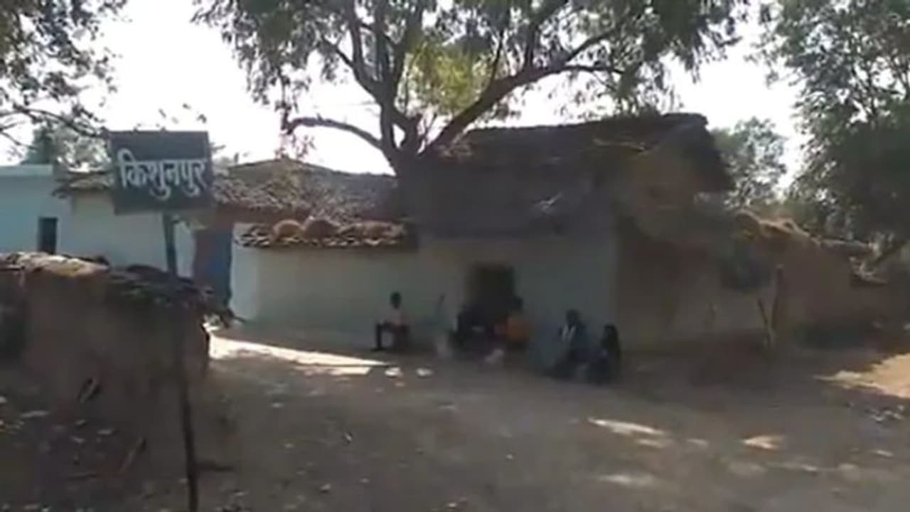 ആഹാരം കൈകൊണ്ടെടുത്ത ദളിത് യുവാവിനെ സുഹൃത്തുക്കൾ ചേർന്ന് മർദ്ദിച്ചുകൊന്നു, പ്രതികൾ ഒളിവിൽ ആഹാരം കൈകൊണ്ടെടുത്ത ദളിത് യുവാവിനെ സുഹൃത്തുക്കൾ ചേർന്ന് മർദ്ദിച്ചുകൊന്നു, പ്രതികൾ ഒളിവിൽ