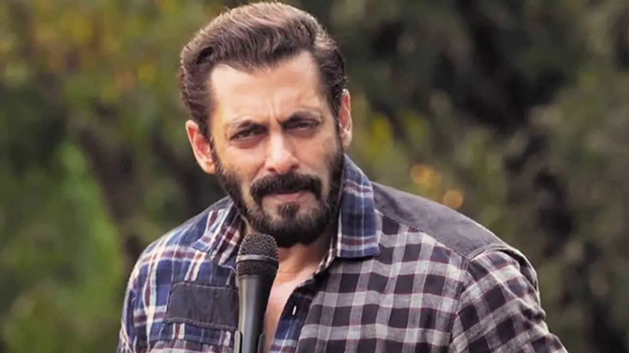 পিকনিক মুডে সলমন, হাঁড়ি খুন্তি নিয়ে কষিয়ে রান্নায় ব্যস্ত ভাইজান, ভাইরাল ভিডিও