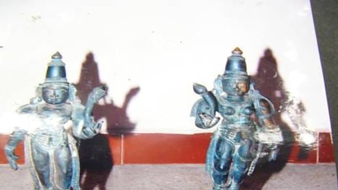 அடகடவுளே... 100 ஆண்டுகள் பாரம்பரியம் மிக்க சாமி சிலைகள் கொள்ளை..!! கதறும் கிராம மக்கள்..!! அடகடவுளே... 100 ஆண்டுகள் பாரம்பரியம் மிக்க சாமி சிலைகள் கொள்ளை..!! கதறும் கிராம மக்கள்..!!