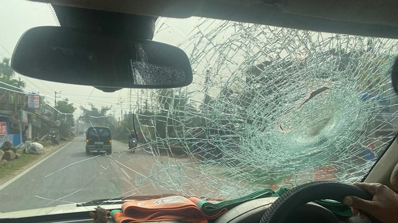 జేపీ నడ్డా కాన్వాయ్పై రాళ్ల దాడి: బెంగాల్లో ఉద్రిక్తత జేపీ నడ్డా కాన్వాయ్పై రాళ్ల దాడి: బెంగాల్లో ఉద్రిక్తత