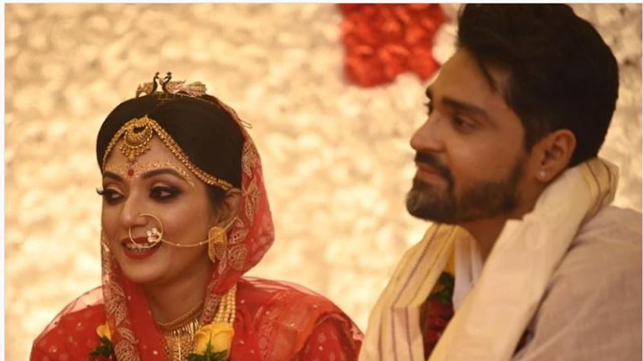 'লাজে রাঙা হল কনে বৌ', গৌরবের হাতের সিঁদুর সিঁথিতে পরতেই ঠিকরে বেরোচ্ছে নববধূর শোভা 'লাজে রাঙা হল কনে বৌ', গৌরবের হাতের সিঁদুর সিঁথিতে পরতেই ঠিকরে বেরোচ্ছে নববধূর শোভা