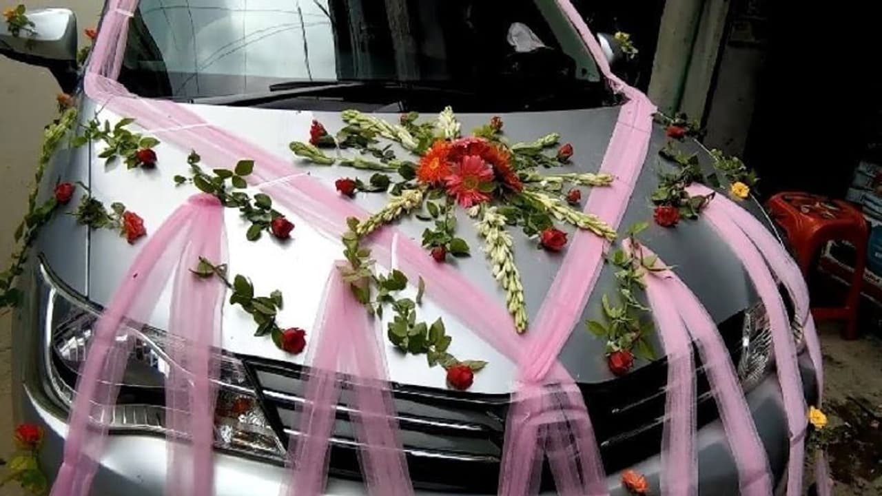 ದಿಬ್ಬಣ ಅರ್ಧಕ್ಕೆ ನಿಲ್ಲಿಸಿ ರೈತ ಪ್ರತಿಭಟನೆಯಲ್ಲಿ ಪಾಲ್ಗೊಂಡ ಮದುಮಗ; ಮದುವೆ ಕತೆ ಏನು? ದಿಬ್ಬಣ ಅರ್ಧಕ್ಕೆ ನಿಲ್ಲಿಸಿ ರೈತ ಪ್ರತಿಭಟನೆಯಲ್ಲಿ ಪಾಲ್ಗೊಂಡ ಮದುಮಗ; ಮದುವೆ ಕತೆ ಏನು?