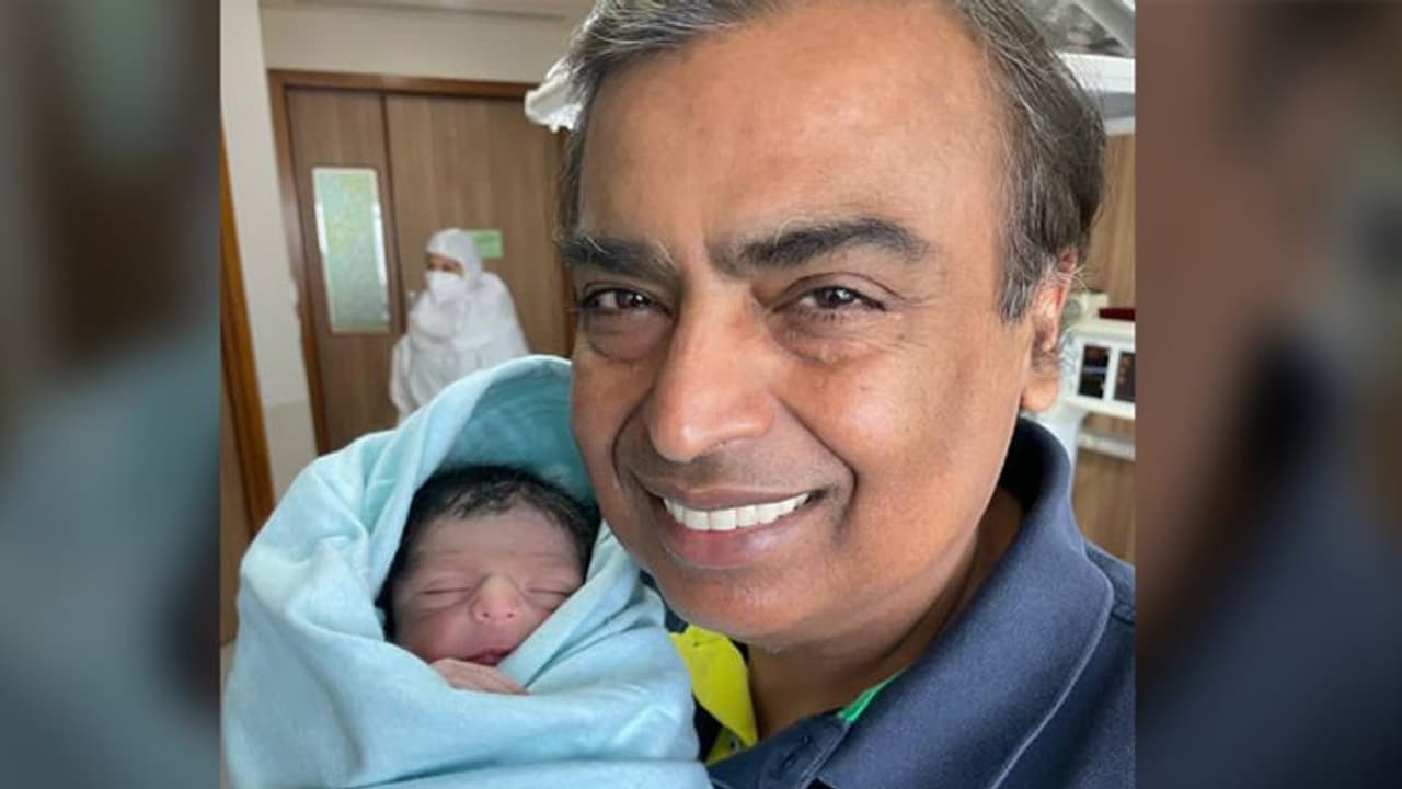 নাতি কোলে ভাইরাল হলেন দাদু, খুশিতে ভরে গেল মুকেশের পরিবার নাতি কোলে ভাইরাল হলেন দাদু, খুশিতে ভরে গেল মুকেশের পরিবার