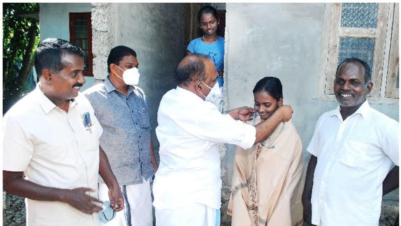 എംബിബിഎസിന് മെറിറ്റില്‍ പ്രവേശനം; സമൂഹമാധ്യമങ്ങളില്‍ താരമായി ഓമനക്കുട്ടനും സുകൃതിയും