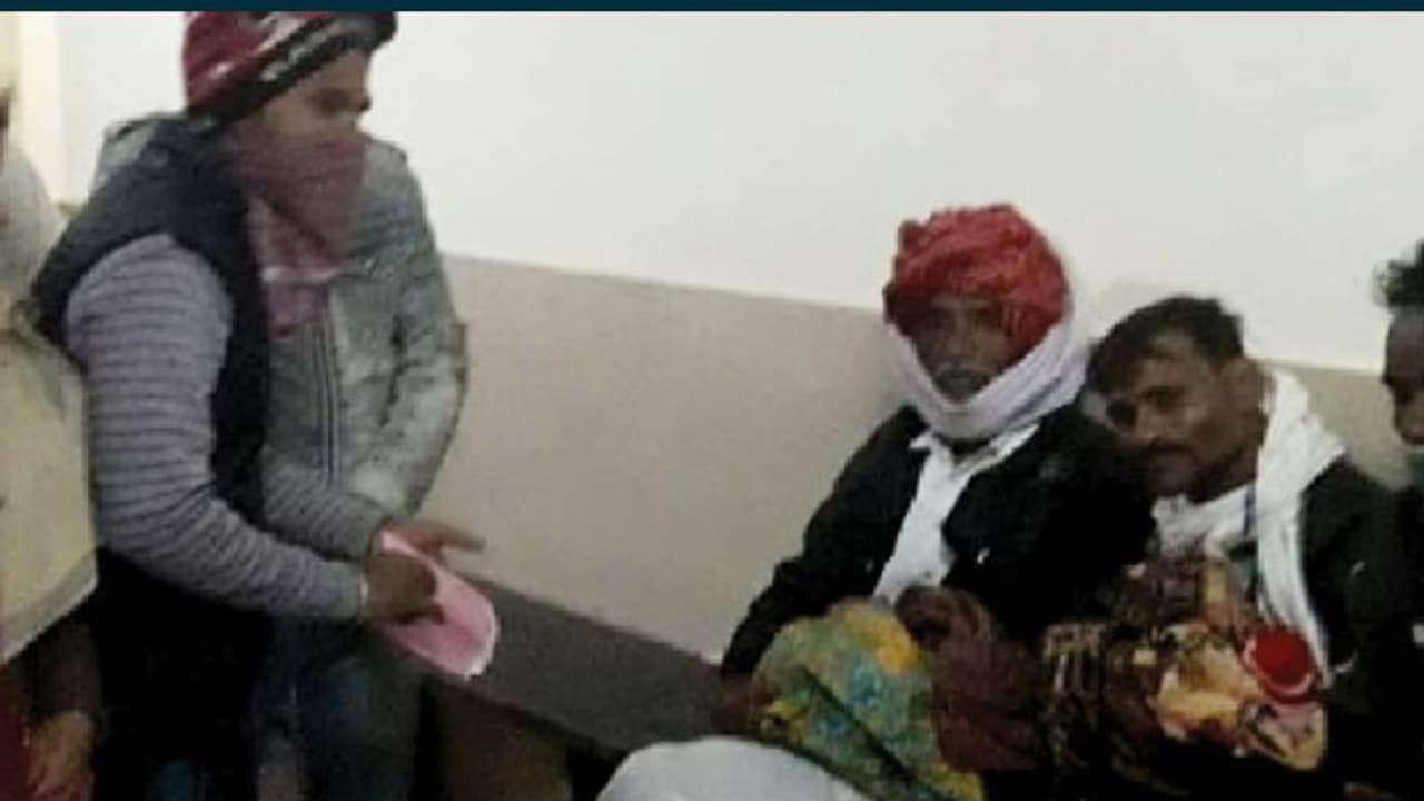 कोटा के हॉस्पिटल में 24 घंटे में 9 बच्चों की मौत, प्रशासन में हड़कंप. शव गोद में रख बिलख रहे मां बाप