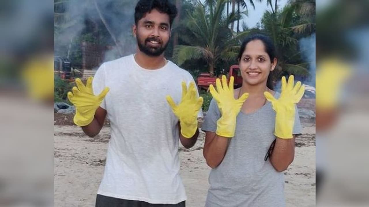 মুদ্র সৈকত পরিষ্কারে ব্যস্ত নবদম্পতি, তাঁদের সেই ছবি ভাইরাল এখন সোশ্যাল মিডিয়ায় মুদ্র সৈকত পরিষ্কারে ব্যস্ত নবদম্পতি, তাঁদের সেই ছবি ভাইরাল এখন সোশ্যাল মিডিয়ায়